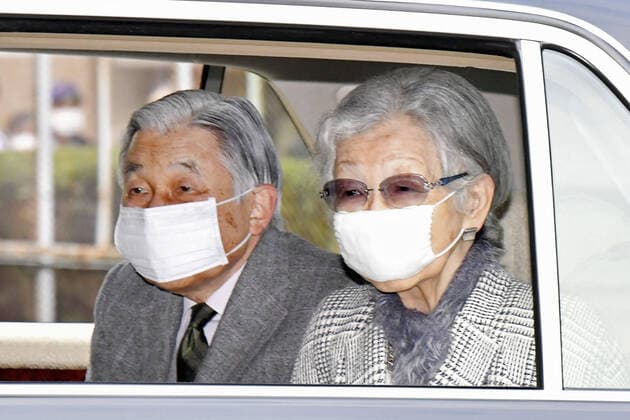 Former Japan emperor s move into temporary home Former Japanese Emperor Akihito and Empress Michiko arrive at a temporary home in Tokyo on March 31, 2020. (Pool photo) 