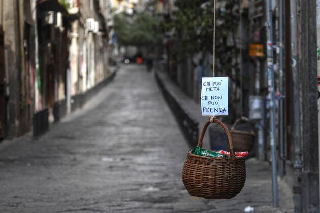 News Bilder des Tages A solidarity basket with a note reading Who can may put, who cannot may take is displayed in one of the deserted streets in the historic center of Naples, southern Italy.After a government decree declaring all of Italy a protected area to combat covid -19 coronavirus infection.  Copyright: xSalvatorexLaportax xIPAx xKontrolabx