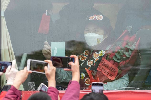 (200331) -- WUHAN, March 31, 2020 -- Li Lanjuan, a renowned Chinese epidemiologist, waves to people on a bus before leaving Wuhan, central China s Hubei Province, March 31, 2020. Medical staff leading by Li Lanjuan left Wuhan after finishing their task here on Tuesday. Li is an academician with the Chinese Academy of Engineering, who heads the State Key Laboratory for Diagnosis and Treatment of Infectious Diseases. ) CHINA-HUBEI-WUHAN-LI LANJUAN-MEDICAL STAFF-RETURN FROM HUBEI (CN) FeixMaohua 