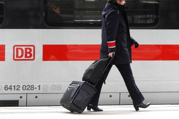 Zugbegleiterin der DB Deutsche n Bahn AG geht mit Reisegepäck an einem ICE 4 der DB Deutsche n Bahn im Hauptbahnhof Frankfurt vorbei, Hessen; Deutschland *** Train attendant of DB Deutsche n Bahn AG passes an ICE 4 of DB Deutsche n Bahn with luggage at Frankfurt central station, Hesse Germany