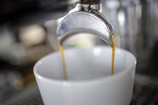Kaffee wir in einer Siebtraegermaschine aufgebrueht. Coffee is brewed in a strainer machine. Berlin Deutschland *** Coffee is brewed in a strainer machine Berlin Germany Copyright: xThomasxImo photothek.netx