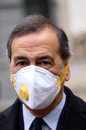 foto ipp giorgio rossi- Milano 31 03 2020- emergenza coronavirus - palazzo marino sede comune di Milano - un minuto di silenzio con le bandiere a mezz asta asta con sindaco Giuseppe Sala con la mascherina emergenza coronavirus - palazzo  0