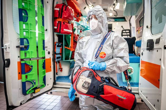 Milan - Oxygen cylinders for the treatment of Covid-19 patients. An operator with protective equipment to avoid contagion and an oxygen cylinder with the shoulder strap (Marco Passaro Fotogramma, Milan - 2020-03-31) p.s. la foto e utilizzabile nel rispetto del contesto in cui e stata scattata, e senza intento diffamatorio del decoro delle persone rappresentate  Copyright: xMarcoxPassarox xFOTOGRAMMAx