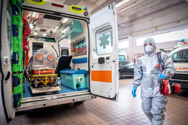 Milan - Oxygen cylinders for the treatment of Covid-19 patients. An operator with protective equipment to avoid contagion and an oxygen cylinder with the shoulder strap (Marco Passaro Fotogramma, Milan - 2020-03-31) p.s. la foto e utilizzabile nel rispetto del contesto in cui e stata scattata, e senza intento diffamatorio del decoro delle persone rappresentate  Copyright: xMarcoxPassarox xFOTOGRAMMAx