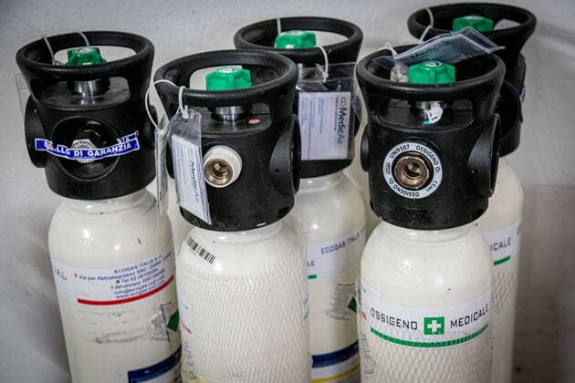 Milan - Oxygen cylinders for the treatment of Covid-19 patients (Marco Passaro Fotogramma, Milan - 2020-03-31) p.s. la foto e utilizzabile nel rispetto del contesto in cui e stata scattata, e senza intento diffamatorio del decoro delle persone rappresentate  Copyright: xMarcoxPassarox xFOTOGRAMMAx