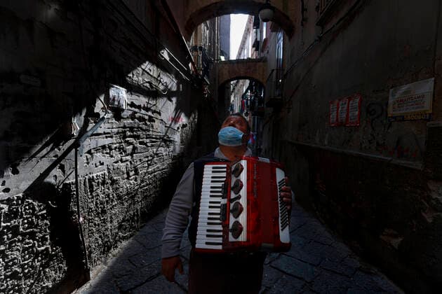 Naples 30-03-2020 Coronavirus emergency (COVID-19) a Gitano musician through the alleys of the Spanish quarters (Newfotosud Alessandro Garofalo) (napolipress Fotogramma, Naples - 2020-03-31) p.s. la foto e utilizzabile nel rispetto del contesto in cui e stata scattata, e senza intento diffamatorio del decoro delle persone rappresentate  Copyright: xnapolipressx xFOTOGRAMMAx