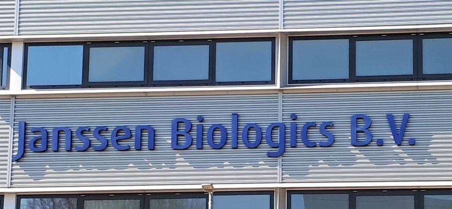 31-03-2020 Exterior of Janssen Biologics B.V. initiate. Janssen Biologics B.V. makes, acquires and markets unique biopharmaceutical drugs. To prevent a potential pandemic, Johnson & Johnson initiated a project to develop a preventive coronavirus vaccine, Covid19, to potentially protect people from the disease. In doing so, they build on their leadership position in the development of monoclonal antibodies. Antibodies are substances that the body produces in response to bacteria, viruses or other foreign substances. Janssen Biologics innovative products focus on three main disease categories: cardiovascular and immunological disorders and cancer.  Copyright: xPPEx