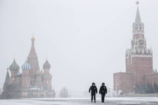 MOSCOW, RUSSIA - MARCH 31, 2020: Policemen wear protective face masks in Red Square during a snowfall. Russian President Vladimir Putin declared a week off work from 28 March to 5 April 2020 and urged people to stay home to prevent the spread of the COVID-19 coronavirus. From 30 March 2020, the Moscow government imposed home isolation for all Moscow residents, regardless of their age. Sergei Bobylev TASS  TS0D3FB6