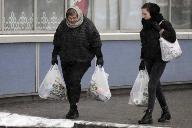 MOSCOW, RUSSIA - MARCH 31, 2020: Women carry plastic grocery bags near an entrance to Kolomenskaya Station of the Moscow Metro. Russian President Vladimir Putin declared a week off work from 28 March to 5 April 2020 and urged people to stay home to prevent the spread of the COVID-19 coronavirus. From 30 March 2020, the Moscow government imposed home isolation for all Moscow residents, regardless of their age. Mikhail Metzel TASS  TS0D3F8B