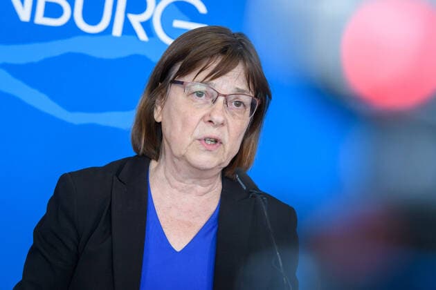 Potsdam, press conference after cabinet meeting on coronavirus Germany, Potsdam 31 03 2020 In the picture is Ursula Nonnemacher Minister of Health, Bündnis 90 The Greens during the press conference Potsdam State Chancellery Potsdam Brandenburg Germany