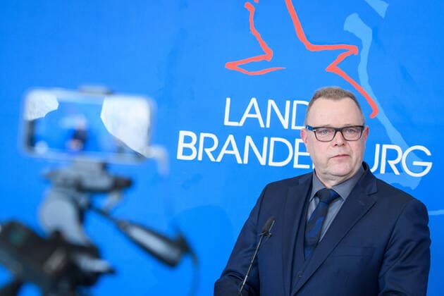 Potsdam, press conference after cabinet meeting on coronavirus Germany, Potsdam 31 03 2020 The picture shows Michael Stübgen, Minister of the Interior, CDU during the press conference Potsdam State Chancellery Potsdam Brandenburg Germany