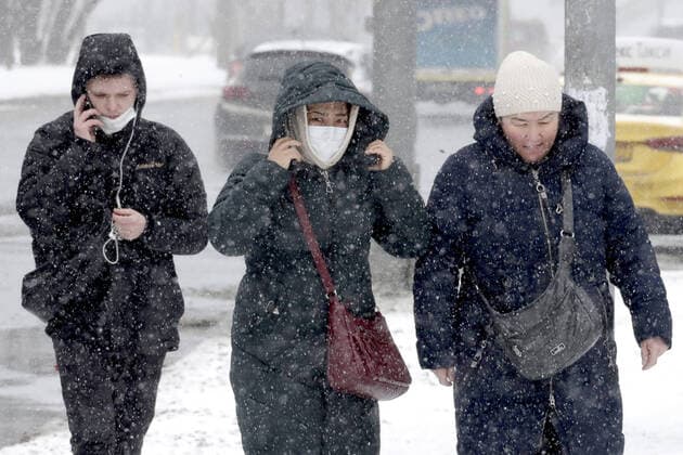 MOSCOW, RUSSIA - MARCH 31, 2020: People near Kolomenskaya Station of the Moscow Metro. Russian President Vladimir Putin declared a week off work from 28 March to 5 April 2020 and urged people to stay home to prevent the spread of the COVID-19 coronavirus. From 30 March 2020, the Moscow government imposed home isolation for all Moscow residents, regardless of their age. Mikhail Metzel TASS  TS0D3F8F