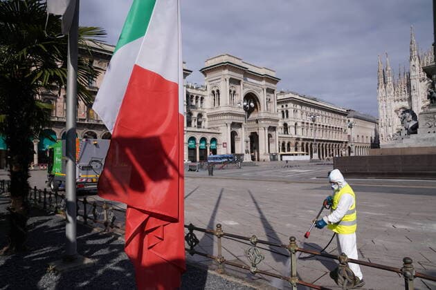 Coronavirus emergency - sanitization of Piazza Duomo (duilio Piaggesi Fotogramma, Milan - 2020-03-31) p.s. la foto e utilizzabile nel rispetto del contesto in cui e stata scattata, e senza intento diffamatorio del decoro delle persone rappresentate  Copyright: xduilioxPiaggesix xFOTOGRAMMAx