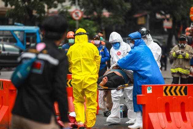 Incident on the street amid fears of coronavirus outbreak in Indonesia - 31 March 2020. EDITORS NOTE: Graphic content Health officials wearing protective suits evacuate a man after he allegedly collapsed on the street in Bandung, West Java, Indonesia, March 31, 2020. amid fears of coronavirus outbreak. (Photo by Agvi Firdaus INA Photo Agency imago images) 