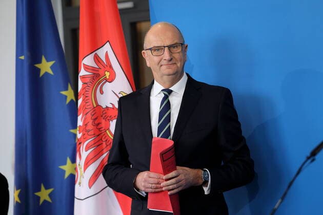 Minister President Dietmar Woidke SPD before the start of a press conference on the extension of the initial restrictions due to the coronavirus, State Chancellery, Potsdam, 31 March 2020 Brandenburg PK Coronavirus