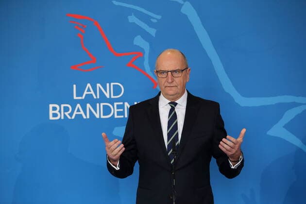Minister President Dietmar Woidke SPD speaks during a press conference on the extension of the initial restrictions due to the coronavirus, State Chancellery, Potsdam, 31 March 2020 Brandenburg PK Coronavirus