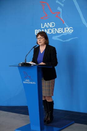 Health Minister Ursula Nonnemacher Bündnis 90 The Greens speak at a press conference on the extension of the initial restrictions due to the coronavirus, State Chancellery, Potsdam, 31 March 2020 Brandenburg PK Coronavirus