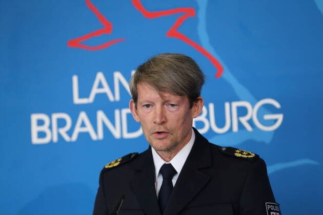 Acting police commissioner Roger Höppner speaks during a press conference on the extension of exit restrictions due to the coronavirus, State Chancellery, Potsdam, 31 March 2020 Brandenburg PK Coronavirus