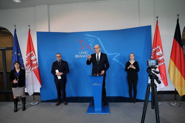 Minister of Health Ursula Nonnemacher Bündnis 90 Die Grünen , Minister of the Interior Michael Stübgen CDU , Prime Minister Dietmar Woidke SPD and sign language interpreter Nadine Lehmann , from left , during a press conference on the extension of the initial restrictions due to the coronavirus, State Chancellery, Potsdam, 31 March 2020 Brandenburg PK Coronavirus