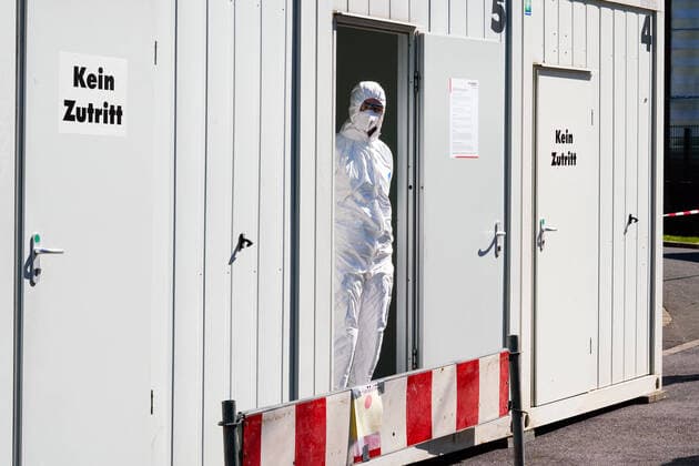 Dortmund, 31 3 2020 A corona test centre of the Kassenärztliche Vereinigung has been operating at Klinikum Nord in Dortmund since Saturday 21 3 2020 People can be examined for the virus in tents and containers Photo Doctors and staff in protective clothing stands ready to perform a corona test