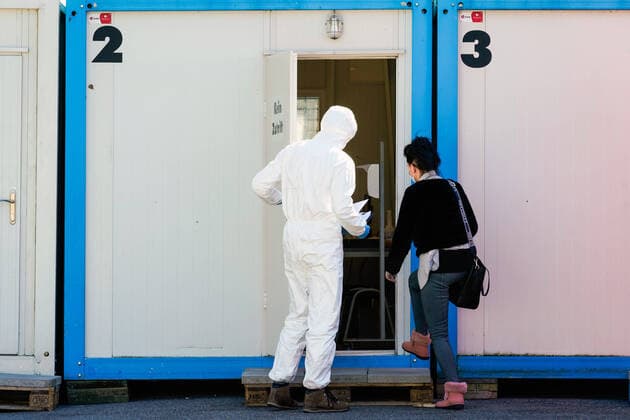 Dortmund, 31 3 2020 At Klinikum Nord in Dortmund there is a corona test centre of the Kassenärztliche Vereinigung since Saturday 21 3 2020 In tents and containers people can be tested for the virus Photo Doctors and staff in protective clothing stands ready to perform a corona test
