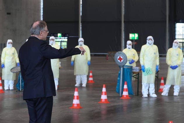 Hanover, 31 03 2020, Prime Minister Stephan Weil visits the Drive In Corona Test Centre, Hall 13, Exhibition Centre, coronavirus, laboratory, swab, mouthguard,