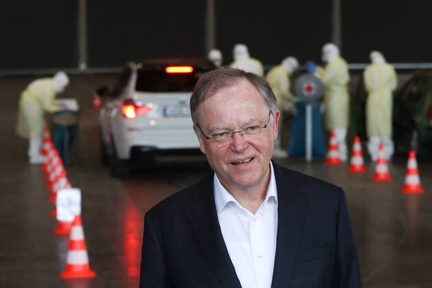 Hanover, 31 03 2020, Prime Minister Stephan Weil visits the Drive In Corona Test Centre, Hall 13, Exhibition Centre, coronavirus, laboratory, swab, mouthguard,