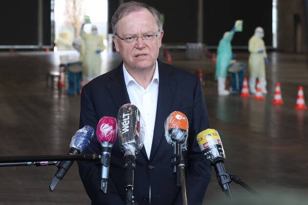 Hanover, 31 03 2020, Prime Minister Stephan Weil visits the Drive In Corona Test Centre, Hall 13, Exhibition Centre, coronavirus, laboratory, swab, mouthguard,