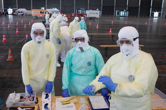 Hanover, 31 03 2020, Prime Minister Stephan Weil visits the Drive In Corona Test Centre, Hall 13, Exhibition Centre, coronavirus, laboratory, swab, mouthguard,