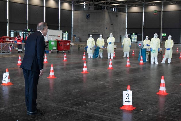 Hanover, 31 03 2020, Prime Minister Stephan Weil visits the Drive In Corona Test Centre, Hall 13, Exhibition Centre, coronavirus, laboratory, swab, mouthguard,