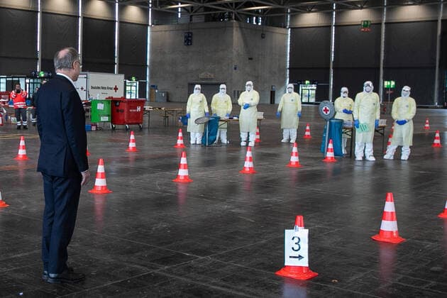 Hanover, 31 03 2020, Prime Minister Stephan Weil visits the Drive In Corona Test Centre, Hall 13, Exhibition Centre, coronavirus, laboratory, swab, mouthguard,