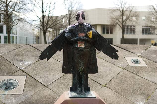 COVID 19, Uni Campus Vaihingen Corona Crisis also changes studying at the universities and colleges In the picture Multimissionary by Jürgen Goertz, 1979, University Centre Vaihingen Concrete casting On the face probably a mock-up of a protective mask On the Capmus Copyright: xMaxxKovalenkox