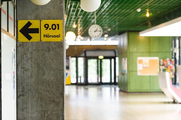COVID-19, Uni Campus Vaihingen. Corona Krise verändert auch das Studieren an den Universitäten und Hochschulen. Im Bild: Leere Gebäude und Vorlesesäle. Auf dem Capmus der Universität Stuttgart in Vaihingen ist menschenleer. Es besteht aber eine technische Möglichkeit für Professoren ihre Vorlesungen vor der Kamera durchzuführen und für Studierende via Internet ihre Lerninhalte zu erhalten, mit einander zu kommunizieren. Stuttgart Baden-Wuerttemberg Deutschland *** COVID 19, Uni Campus Vaihingen Corona Crisis also changes studying at the universities and colleges In the picture Empty buildings and lecture halls On the Capmus of the University of Stuttgart in Vaihingen is deserted There is, however, a technical possibility for professors to hold their lectures in front of a camera and for students to receive their learning content Copyright: xMaxxKovalenkox