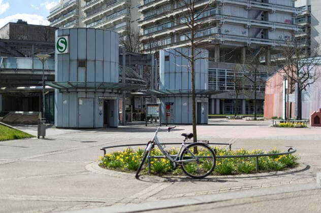 COVID 19, Uni Campus Vaihingen Corona Crisis also changes studying at the universities and colleges In the picture On the Capmus of the University of Stuttgart in Vaihingen is deserted But there is a technical possibility for professors to hold their lectures in front of the camera and for students to receive their learning content via the Internet, to communicate with each other Stuttgart Baden Wuerttember Copyright: xMaxxKovalenkox