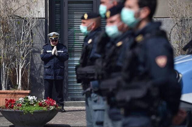 Foto IPP Felice De Martino Napoli 20 03 2020 Emergenza Coronavirus - bandiere a mezz asta e minuto di silenzio per le vittime del covid 19 Nella foto: un vigile urbano prega durante il minuto di silenzio Italy Photo Press World Copyright  0