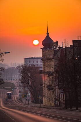 Deutschland - Frankfurt (Oder) - 28.03.2020 in Zeiten von Corona Impressionen aus Frankfurt an der Oder in Richtung Slubice (Polen) ist kein Verkehr im Hintergrund die leere Grenzbrücke - die Sonne geht im Osten in Richtung Polen Stadt Frankfurt an der Oder *** Germany Frankfurt Oder 28 03 2020 in times of Corona Impressions from Frankfurt an der Oder towards Slubice Poland is no traffic in the background the empty border bridge the sun is going in the east towards Poland City of Frankfurt an der Oder