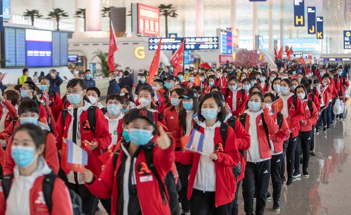 (200331) -- WUHAN, March 31, 2020 -- Members of a medical team from Shandong are pictured at Wuhan Tianhe International Airport in Wuhan, central China s Hubei Province, March 31, 2020. Nearly 7,000 medical workers from around China left Wuhan Tuesday after finishing their tasks. ) CHINA-HUBEI-WUHAN-MEDICAL TEAMS-RETURN FROM HUBEI (CN) FeixMaohua 