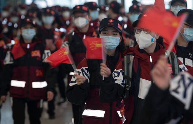 News Bilder des Tages (200331) -- WUHAN, March 31, 2020 -- Members of a medical team from Zhejiang are pictured at Wuhan Tianhe International Airport in Wuhan, central China s Hubei Province, March 31, 2020. Nearly 7,000 medical workers from around China left Wuhan Tuesday after finishing their tasks. ) CHINA-HUBEI-WUHAN-MEDICAL TEAMS-RETURN FROM HUBEI (CN) FeixMaohua 