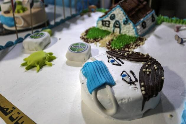 News Bilder des Tages March 31, 2020, Khan Yunis, Gaza Strip, Palestinian Territory: Palestinians put final touches on cakes that portrays a woman wearing a facemask with model of bottel of Dettol to sterilize, at their shop in Khan Yunis in the southern Gaza Strip on March 31, 2020. The United Nations has warned that a COVID-19 outbreak in Gaza could be disastrous, given the high poverty rates and weak health system in the coastal strip under Israeli blockade since 2007. Authorities in Gaza have said that more than 2,700 Palestinians are in home-isolation, mostly people who had returned from Egypt Khan Yunis Palestinian Territory - ZUMAap3_ 20200331_zaf_ap3_096 Copyright: xAshrafxAmrax