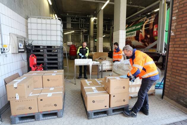 2020-03-31 13:37:09 LIESHOUT - Bij bierbrouwer Bavaria worden flessen gevuld met desinfecterende handgel. Met alcohol uit eigen voorraad worden de gels gemaakt, die hard nodig zijn vanwege het coronavirus. ANP PIETER STAM DE JONGE  Copyright: xANPx xPIETERxSTAMxDExJONGEx x409163091x