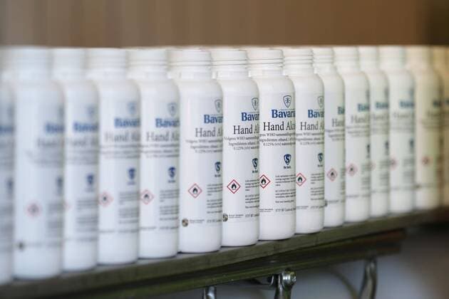 2020-03-31 13:26:57 LIESHOUT - Bij bierbrouwer Bavaria worden flessen gevuld met desinfecterende handgel. Met alcohol uit eigen voorraad worden de gels gemaakt, die hard nodig zijn vanwege het coronavirus. ANP PIETER STAM DE JONGE  Copyright: xANPx xPIETERxSTAMxDExJONGEx x409163121x