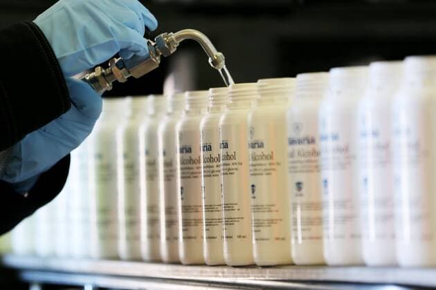 2020-03-31 13:29:16 LIESHOUT - Bij bierbrouwer Bavaria worden flessen gevuld met desinfecterende handgel. Met alcohol uit eigen voorraad worden de gels gemaakt, die hard nodig zijn vanwege het coronavirus. ANP PIETER STAM DE JONGE  Copyright: xANPx xPIETERxSTAMxDExJONGEx x409163134x
