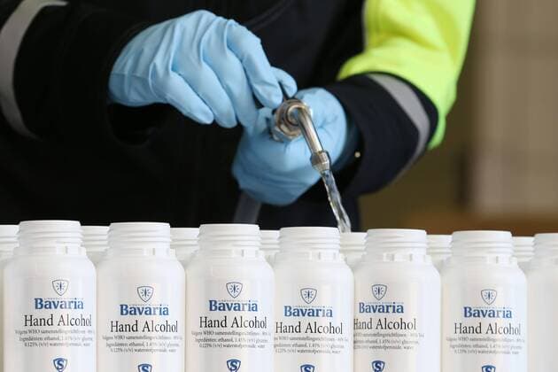 2020-03-31 13:35:35 LIESHOUT - Bij bierbrouwer Bavaria worden flessen gevuld met desinfecterende handgel. Met alcohol uit eigen voorraad worden de gels gemaakt, die hard nodig zijn vanwege het coronavirus. ANP PIETER STAM DE JONGE  Copyright: xANPx xPIETERxSTAMxDExJONGEx x409163146x