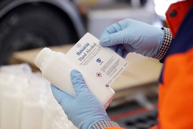 2020-03-31 13:48:43 LIESHOUT - Bij bierbrouwer Bavaria worden etiketten geplakt op flessen met desinfecterende handgel. Met alcohol uit eigen voorraad worden de gels gemaakt, die hard nodig zijn vanwege het coronavirus. ANP PIETER STAM DE JONGE  Copyright: xANPx xPIETERxSTAMxDExJONGEx x409163203x