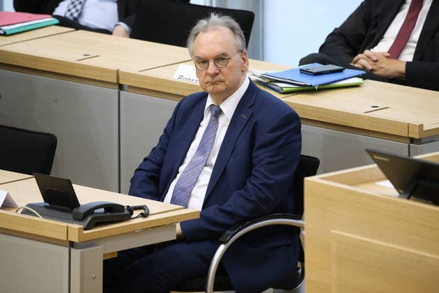 State Premier Dr Reiner Haseloff CDU,Saxony Anhalt sits in the plenary hall Due to the corona crisis, only one item on the agenda is to be dealt with for the early session of the state parliament of Saxony Anhalt, the state budget 2020 2021 is up for debate There are special safety precautions, because of the corona virus, some of the members of the state parliament must be moved to the visitors
