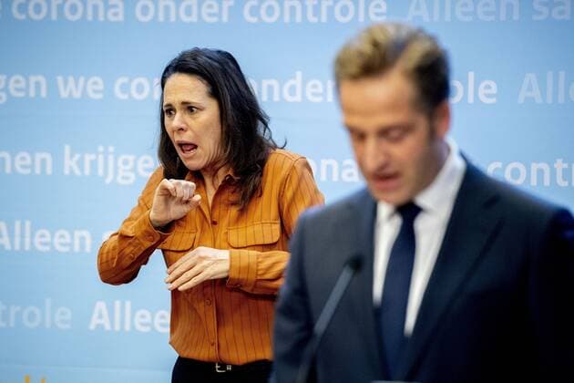 News Bilder des Tages The following text was translated automatically THE HAGUE - Press conference on decisions after 6 April Prime Minister Mark Rutte and Minister Hugo de Jonge of Health, Welfare and Sport (CDA) at the Ministry of Security and Justice after a consultation of the crisis team. Prime Minister Rutte, Ministers Grapperhaus and Van Rijn and the NCTV, among others, will discuss the corona crisis. Another meeting of the Ministerial Crisis Management Committee (MCCb) will be held at the Ministry of Security and Justice. ROBIN UTRECHT political politicians the hague government lockdown decision decision government corona crisis. Sign interpreter Irma Sluis at the Ministry of Security and Justice during the press conference after the consultations of the Ministerial Crisis Management Committee (MCCb), in which the most involved ministers talk about t  Copyright: xHollandsexHoogtex xRobinxUtrechtx x409169480x