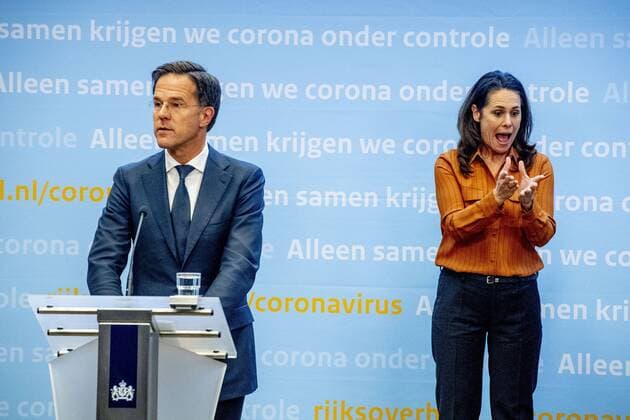 The following text was translated automatically THE HAGUE - Press conference on decisions after 6 April Prime Minister Mark Rutte and Minister Hugo de Jonge of Health, Welfare and Sport (CDA) at the Ministry of Security and Justice after a consultation of the crisis team. Prime Minister Rutte, Ministers Grapperhaus and Van Rijn and the NCTV, among others, will discuss the corona crisis. Another meeting of the Ministerial Crisis Management Committee (MCCb) will be held at the Ministry of Security and Justice. ROBIN UTRECHT political politicians the hague government lockdown decision decision government corona crisis. Sign interpreter Irma Sluis at the Ministry of Security and Justice during the press conference after the consultations of the Ministerial Crisis Management Committee (MCCb), in which the most involved ministers talk about t  Copyright: xHollandsexHoogtex xRobinxUtrechtx x409169774x