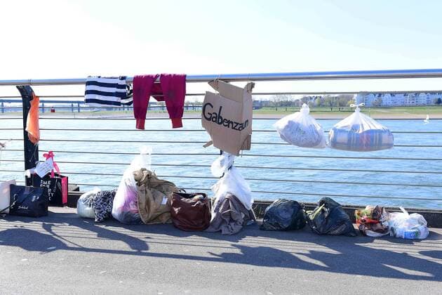 Coronavirus Düsseldorf Donations for people in need are hanging on a gift fence in Düsseldorf on 31 03 2020 xRx