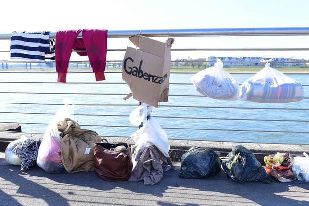 Coronavirus Düsseldorf Donations for people in need are hanging on a gift fence in Düsseldorf on 31 03 2020 xRx