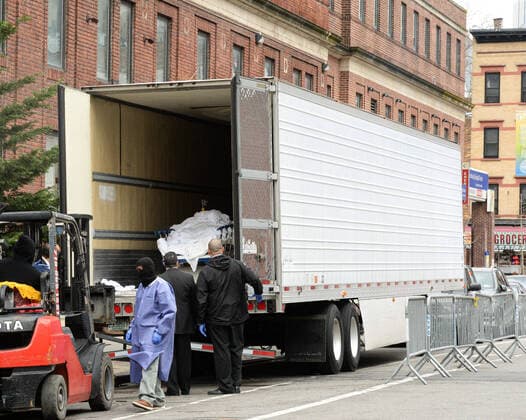 March 31, 2020, New York Brooklyn, USA: Dead bodies loaded onto truck outside Brooklyn Hospital Center. The COVID-19 death toll in the city is 940 and 36,221 confirmed cases and NYC hospital have using bed sheets to wrap bodies because they no longer have body bags. 03 31 20 New York Brooklyn . . New York Brooklyn USA - ZUMAs252 20200331_znp_s252_004 Copyright: xMarcusxSantosx